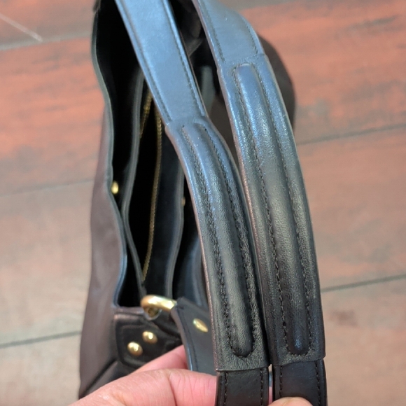 Elegant Coach Black Leather Shoulder Bag - Picture 4 of 8